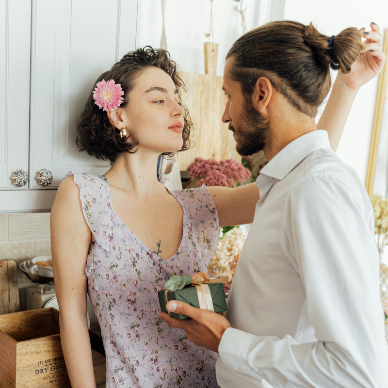 Anniversary Gift Guide: Symbolic Gifts to Celebrate Your Love Story